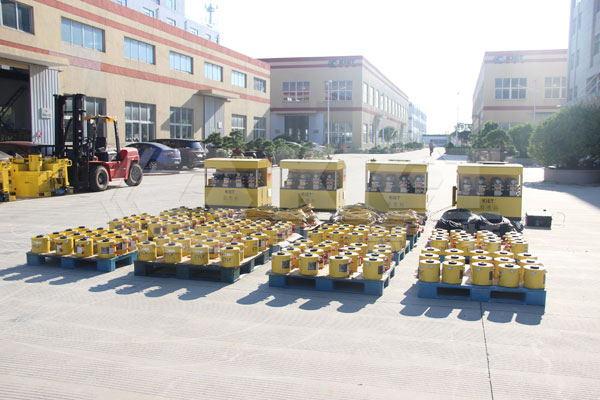 4臺同步頂升系統和100臺液壓千斤頂用于橋梁同步頂升